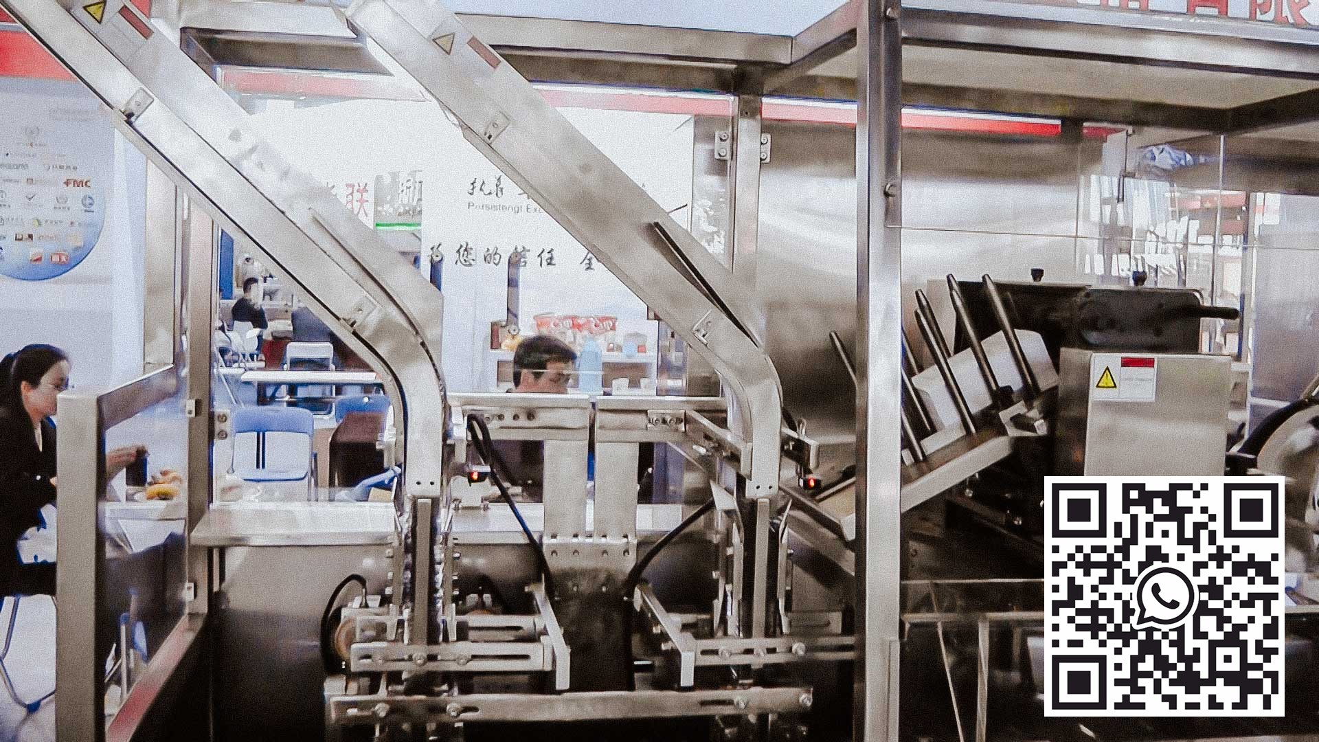 Картонное автоматическое оборудование для упаковки блистеров и продуктов в коробки.