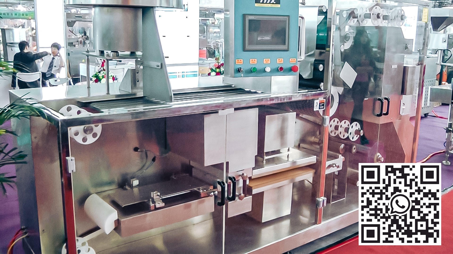 Автоматическое оборудование для упаковки таблеток и капсул в блистеры из ПВХ в фармацевтическом производстве.