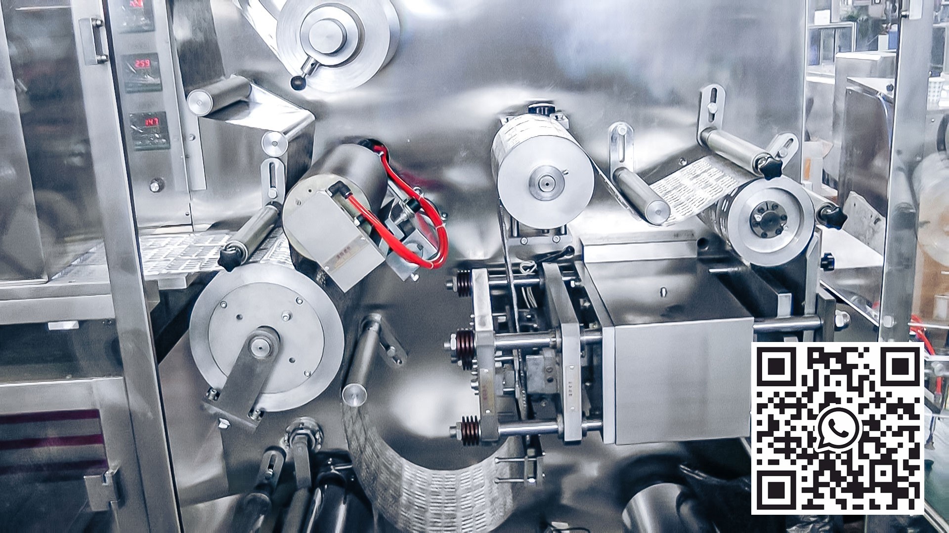 Автоматическая упаковка желатиновых капсул в блистеры в фармацевтическом производстве.